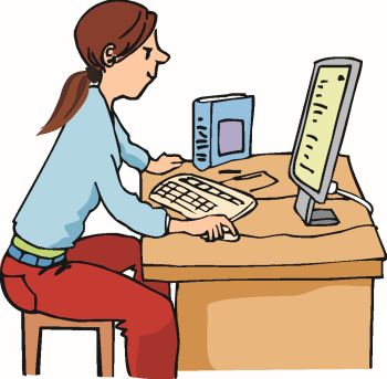 Mädchen sitzt am PC