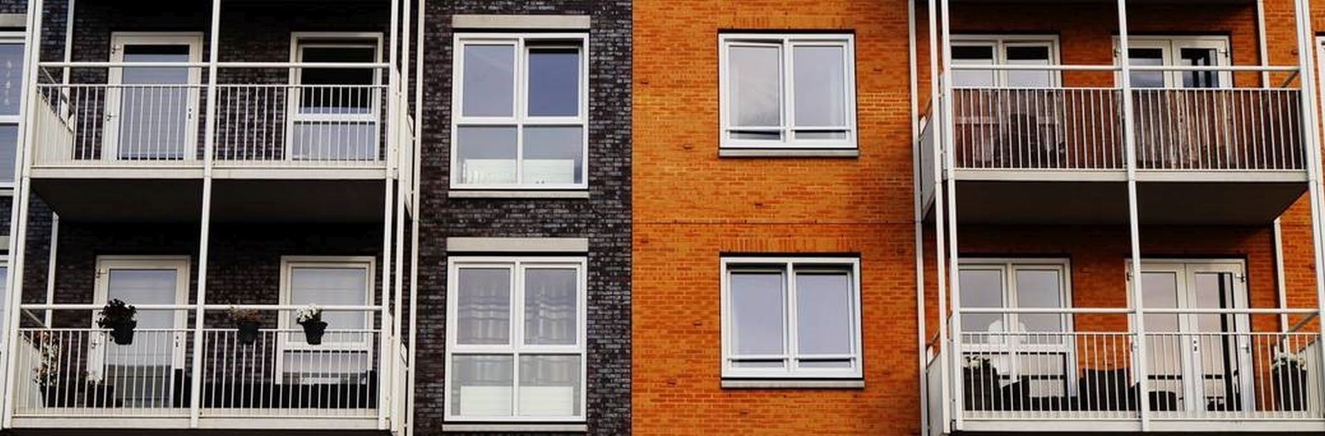Hausfassade mit Fenstern und Balkonen