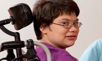 Mädchen mit Behinderung sitzt im Rollstuhl
